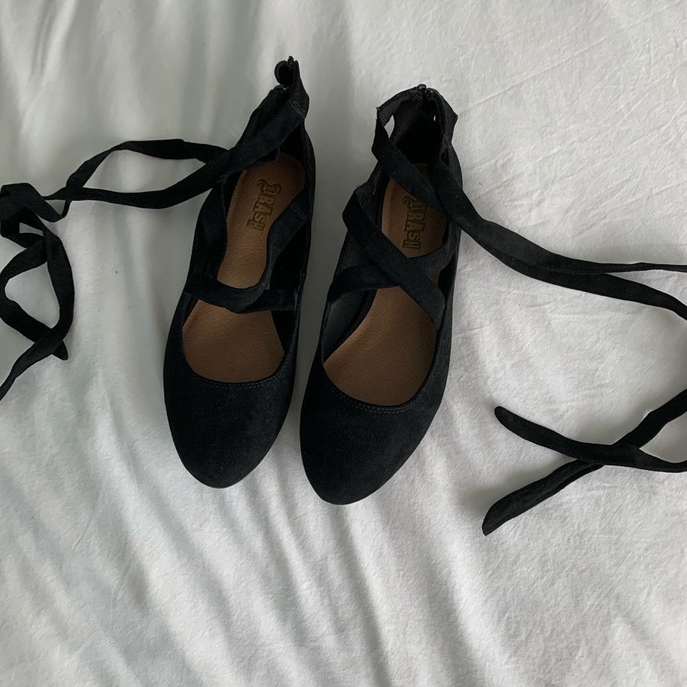 super cute ribbon Mary Jane suede black flats!